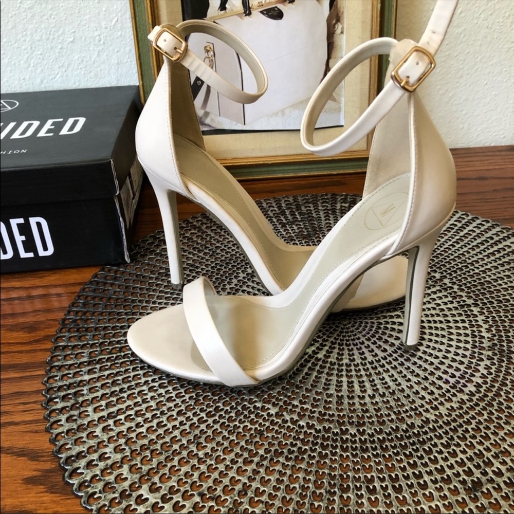 NWOT Missguided cream Heels